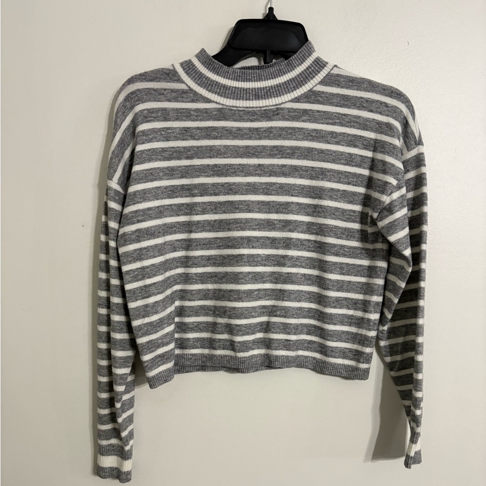 Hazel Moon Gray and White Striped cropped Sweater Size Small